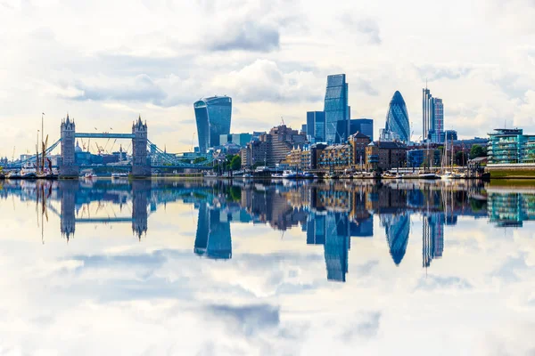 Paisaje urbano de Londres con reflexión del Támesis — Foto de Stock