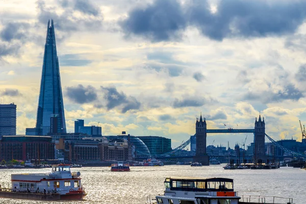 Paesaggio urbano di Londra con Tower Bridge — Foto Stock