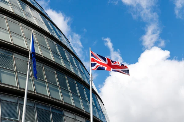 AB bayrağı ve Union Jack