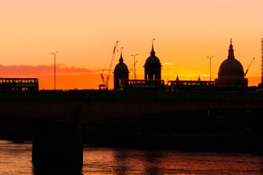 Silhouette St. Paul ve London Bridge