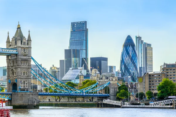 Tower Bridge ve Londra finans bölgesi