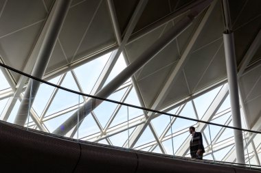 Yükseltilmiş geçit ve Kings Cross Station tavana
