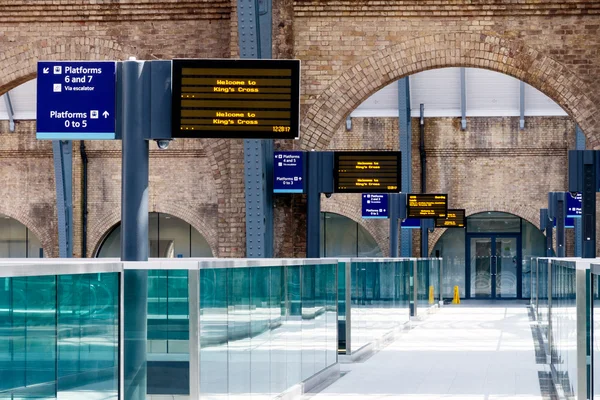 Digital tidtabeller på Kings Cross Station — Stockfoto