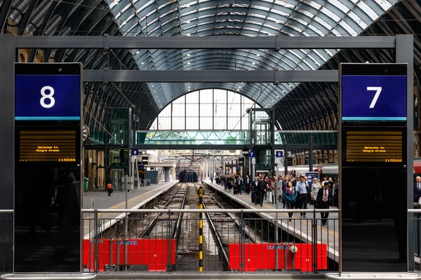 Kings Cross Station resenären ankomst — Stockfoto