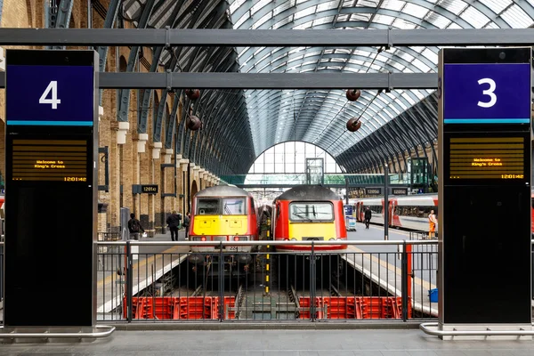 Kings Cross Station tåg — Stockfoto