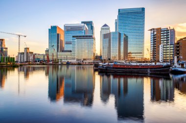 Gün batımında Londra'da Canary Wharf