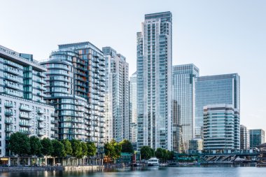 Gün batımında Londra'da Canary Wharf