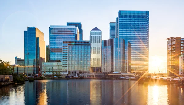 Gün batımında Londra'da Canary Wharf