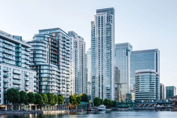 Gün batımında Londra'da Canary Wharf