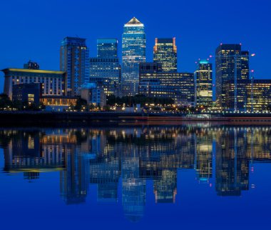 Canary Wharf Londra akşam 
