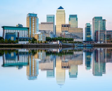 Gün batımında Londra'da Canary Wharf