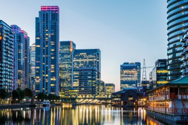 Canary Wharf Londra akşam