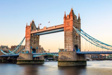 Gün batımında Londra 'daki Tower Bridge 