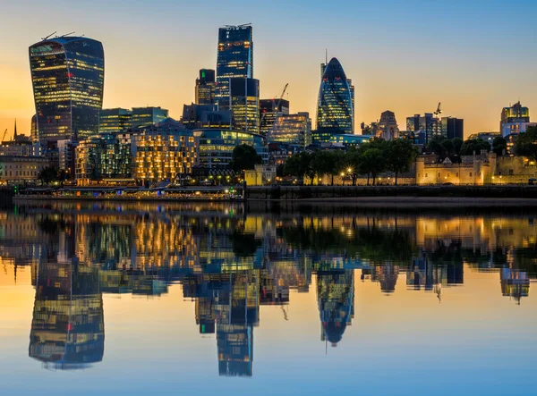 Escenario urbano iluminado de Londres al atardecer con reflexión — Foto de Stock