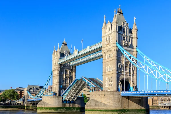 Tower Bridge a Londra con ponte levatoio aperto — Foto Stock