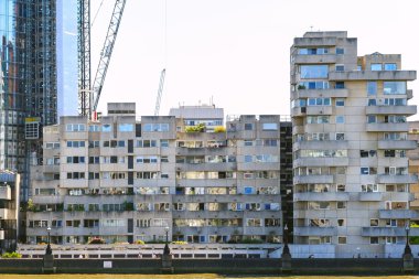 Blok daire geometrik Brutalist tarzı