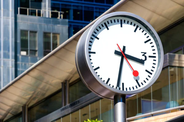 Horloge publique à Canary Wharf — Photo