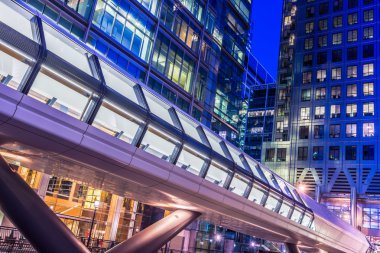 Canary Wharf yaya köprüsü