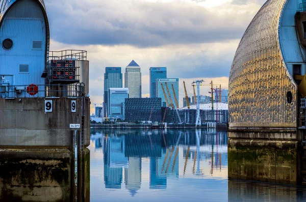 Canary Wharf y la barrera del Támesis — Foto de Stock