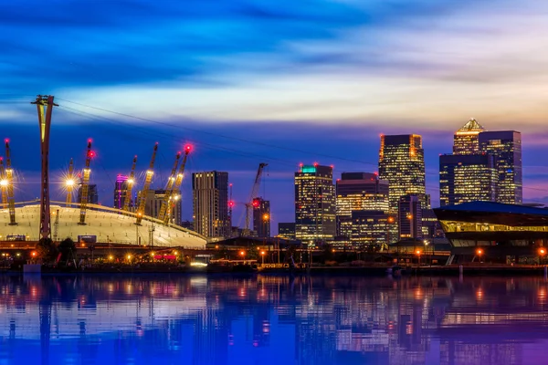Paesaggio urbano illuminato con Canary Wharf — Foto Stock