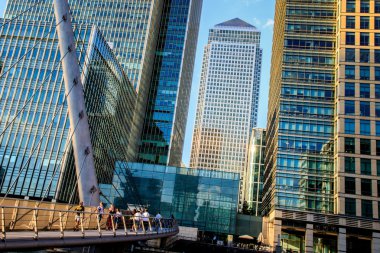 Canary Wharf içinde Güney Quay yaya köprüsü