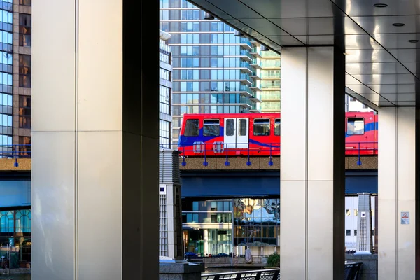 Docklands Light Railway i Canary Wharf — Stockfoto