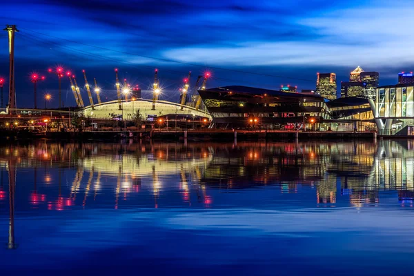 Cityscpae illuminato con Canary Wharf — Foto Stock