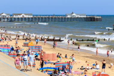 Southwold İngiltere'de, kalabalık plaj