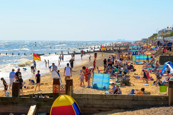 Southwold İngiltere'de, kalabalık plaj