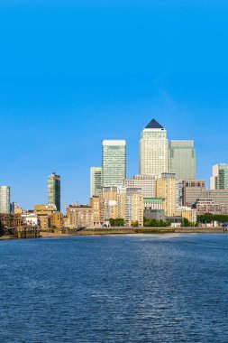 Bulutsuz güneşli bir günde Londra 'daki Kanarya Rıhtımı' nın şehri