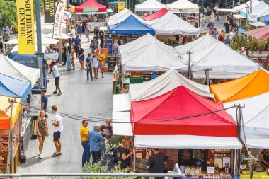 Londra, İngiltere - 7 Ağustos 2019 - Southbank Centre gıda pazarındaki renkli tezgahlar,
