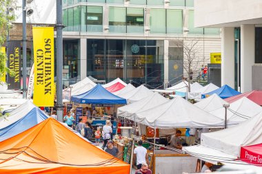 Londra, İngiltere - 7 Ağustos 2019 - Southbank Centre gıda pazarındaki renkli tezgahlar,