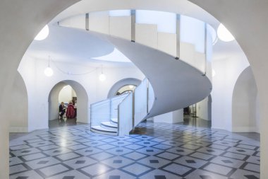 Londra, İngiltere - 15 Ağustos 2019 - Tate Britain 'daki sarmal merdiven