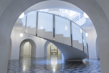 Londra, İngiltere - 15 Ağustos 2019 - Tate Britain 'daki sarmal merdiven