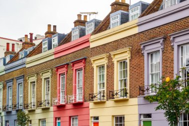 Londra 'nın kuzeybatısındaki Camden Town' da renkli teras evleri cephesi.