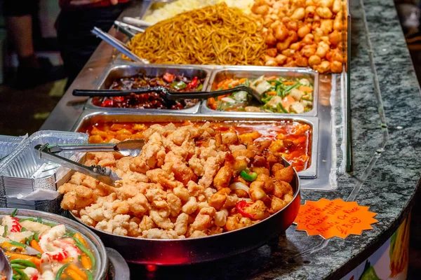 Verscheidenheid Van Gekookte Chinese Gerechten Tentoongesteld Voor Afhaalmaaltijden Camden Market — Stockfoto