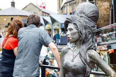 Londra, İngiltere - 1 Eylül 2019 - Camden Market 'te Scott Eaton' ın son dönem şarkıcısı Amy Winehouse 'un bronz heykeli