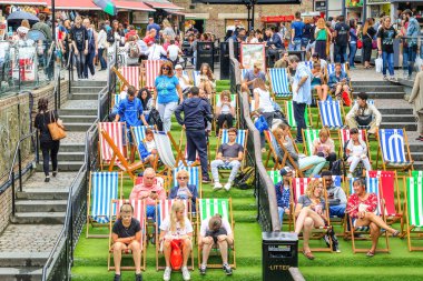 Londra, İngiltere - 1 Eylül 2019 - Kalabalık Camden Market 'te şezlonglarda dinlenen turist