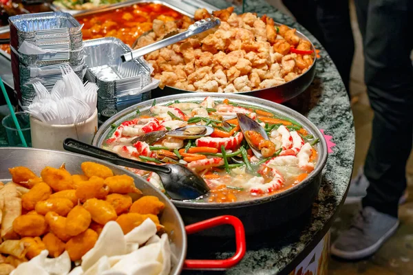 Verscheidenheid Van Gekookte Chinese Gerechten Tentoongesteld Voor Afhaalmaaltijden Camden Market — Stockfoto