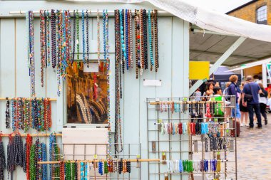 Londra 'daki Camden Market' te çeşitli boncuklu kolyeler ve bilezikler sergileniyor.