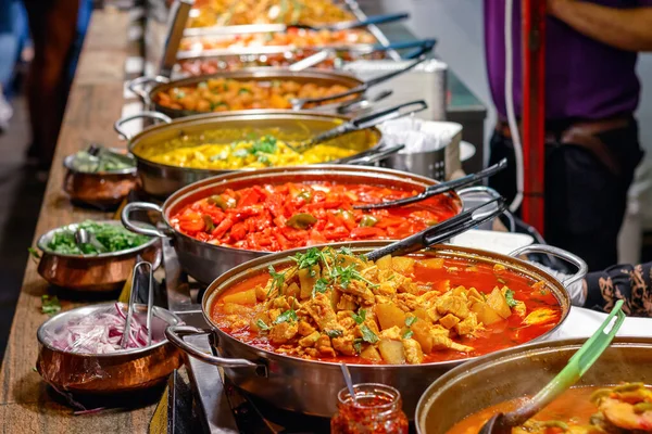 Verscheidenheid Aan Gekookte Curry Tentoongesteld Camden Market Londen — Stockfoto