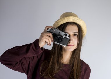 Eski dslr fotoğraf makinesi ile kız