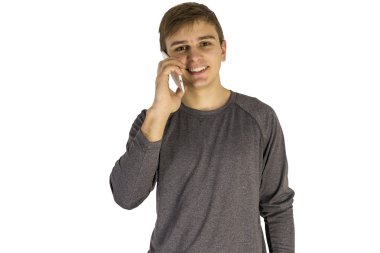 cep telefonuyla konuşan genç adam