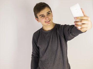 Adam alarak selfie kendini