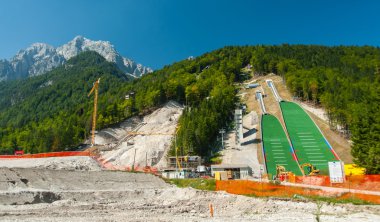 Planica Slovenya-Ağustos 21: Kayak atlama tepelerin altında 