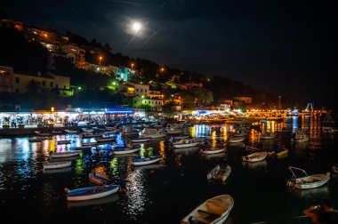 Dolunay, Hırvatistan ile gece güzel Rabac Plajı