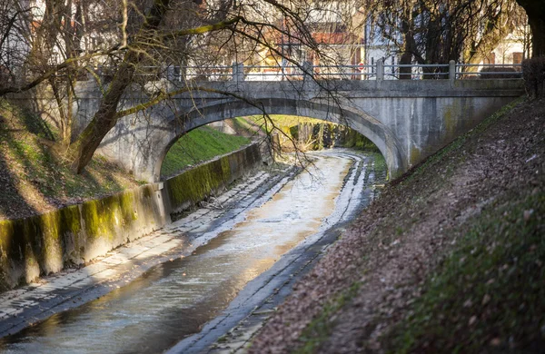 Gradascica Fluss in den Farben des Sonnenuntergangs, Ljubljana, Slowenien — Stockfoto