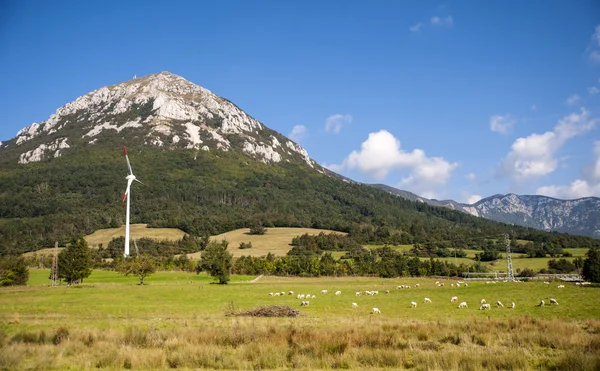 Eco windmolen, Nanos, Razdrto, Slovenië, Centraal-Europa — Stockfoto