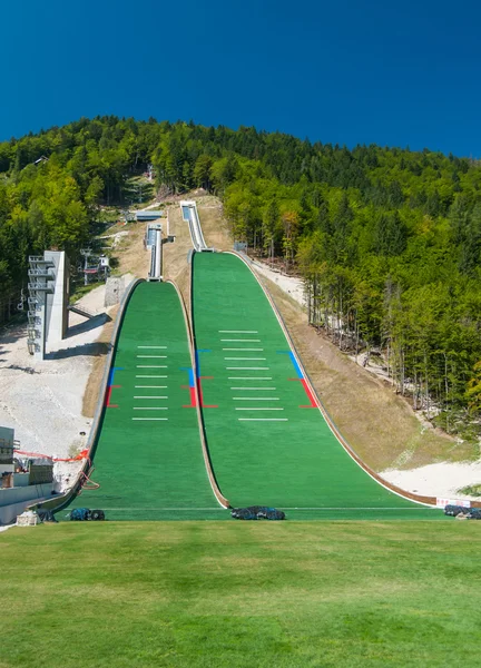 PLANICA, ESLOVENIA-21 DE AGOSTO: Esquí saltando colinas bajo —  Fotos de Stock