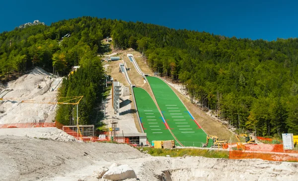 PLANICA, ESLOVENIA-21 DE AGOSTO: Esquí saltando colinas bajo — Foto de Stock